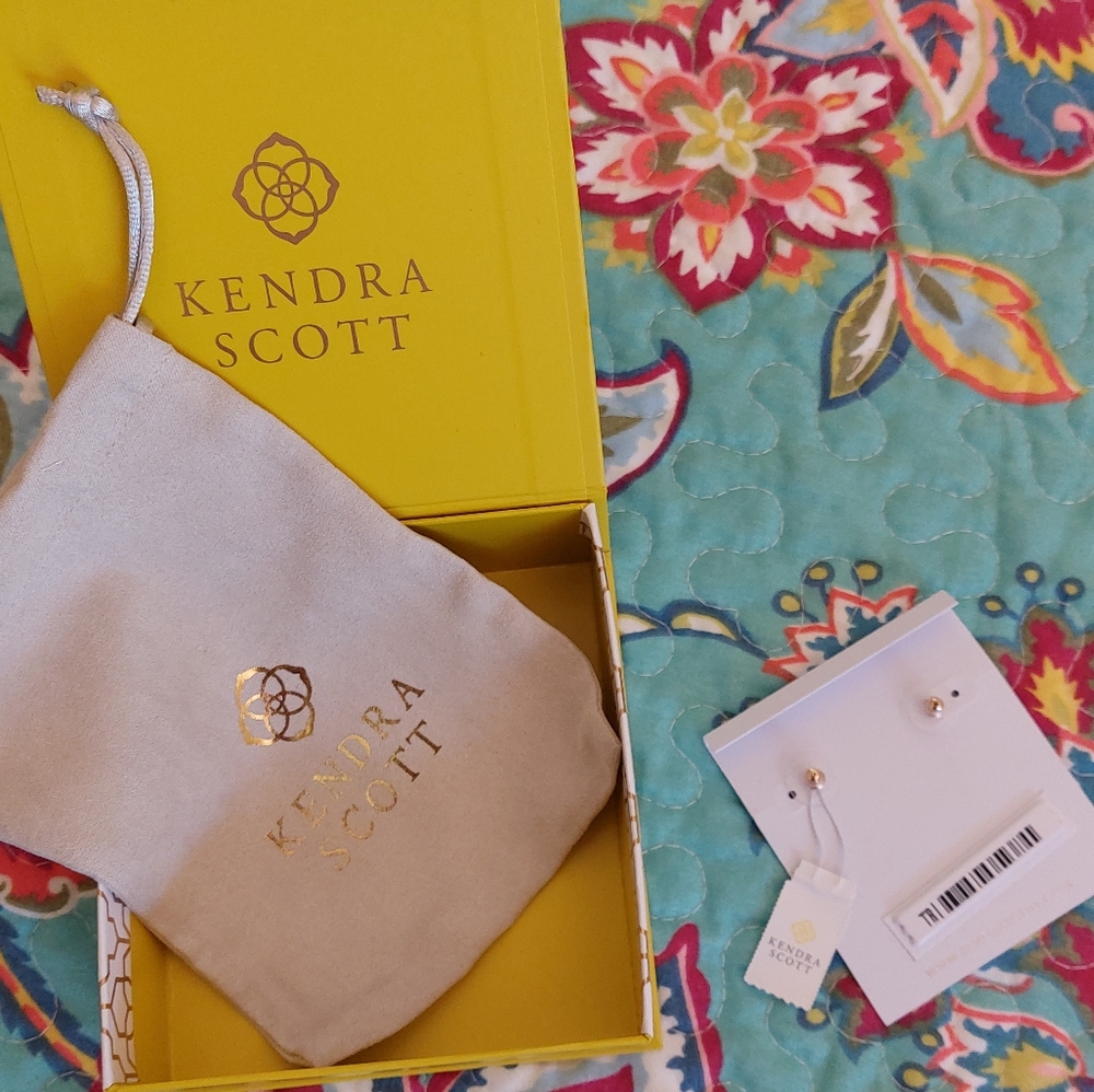 Kendra Scott Stud Earrings /Gold Tone / New In Box - Picture 4 of 6